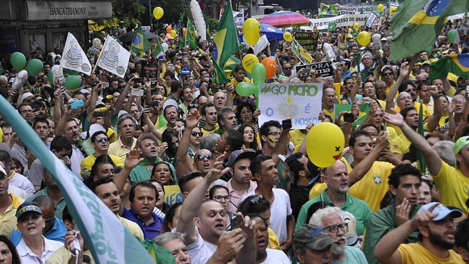 Crowd of Brazilians congregating around the time of the Brazilian president's impeachment